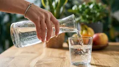 Hoe weet je hoeveel water je moet drinken: een eenvoudige berekening op basis van je lichaamsgewicht