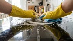 Vergeet baking soda en schrobben: dit eenvoudige mengsel laat je kookplaat weer glanzen