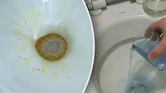 Gele vlekken verdwijnen meteen: giet dit huismiddeltje gewoon in het toilet